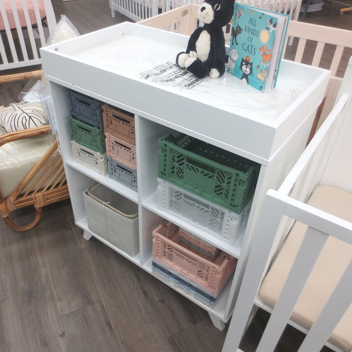 DaVinci Otto Convertible Changing Table and Cubby Bookcase - White (Floor Model)