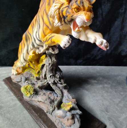 TIGER FIGURINE SURPRISE ATTACK Tiger-Universe